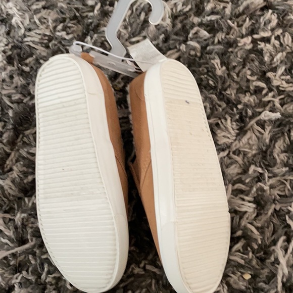 Old navy sneakers - Picture 2 of 4